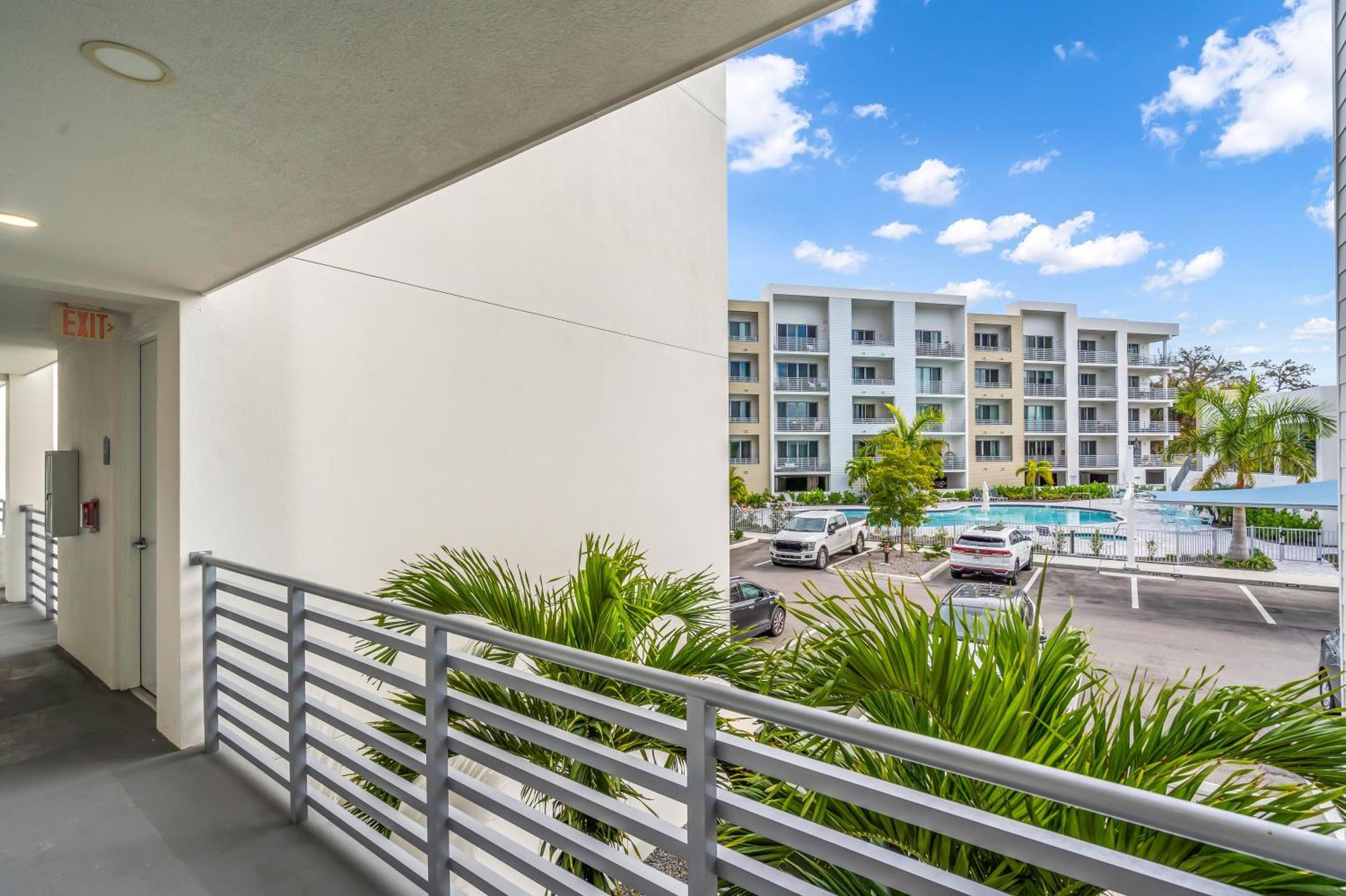 Waterside Retreat: Modern 2Br, Mins To Beach & Apt Apartment Sarasota Exterior photo