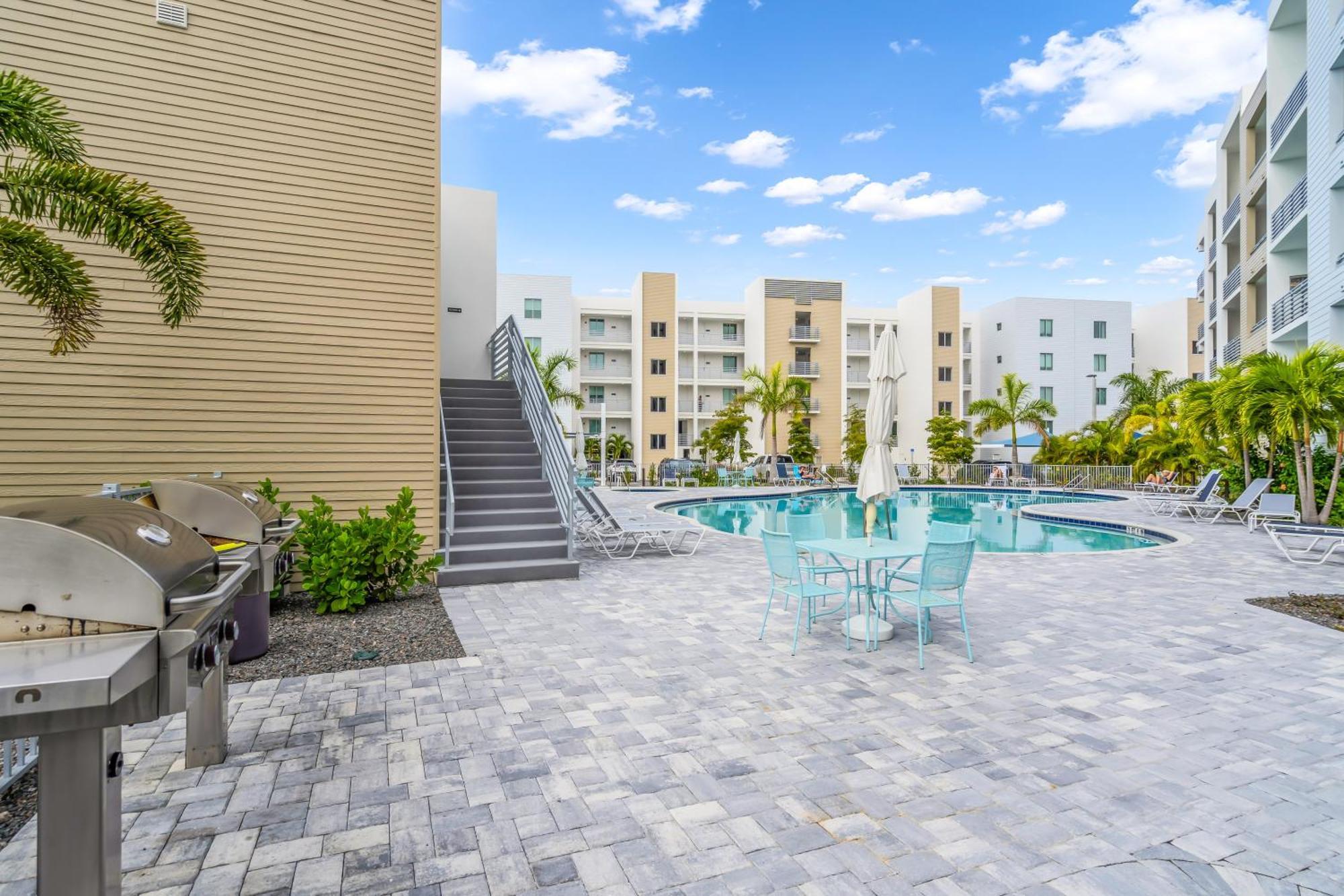 Waterside Retreat: Modern 2Br, Mins To Beach & Apt Apartment Sarasota Exterior photo