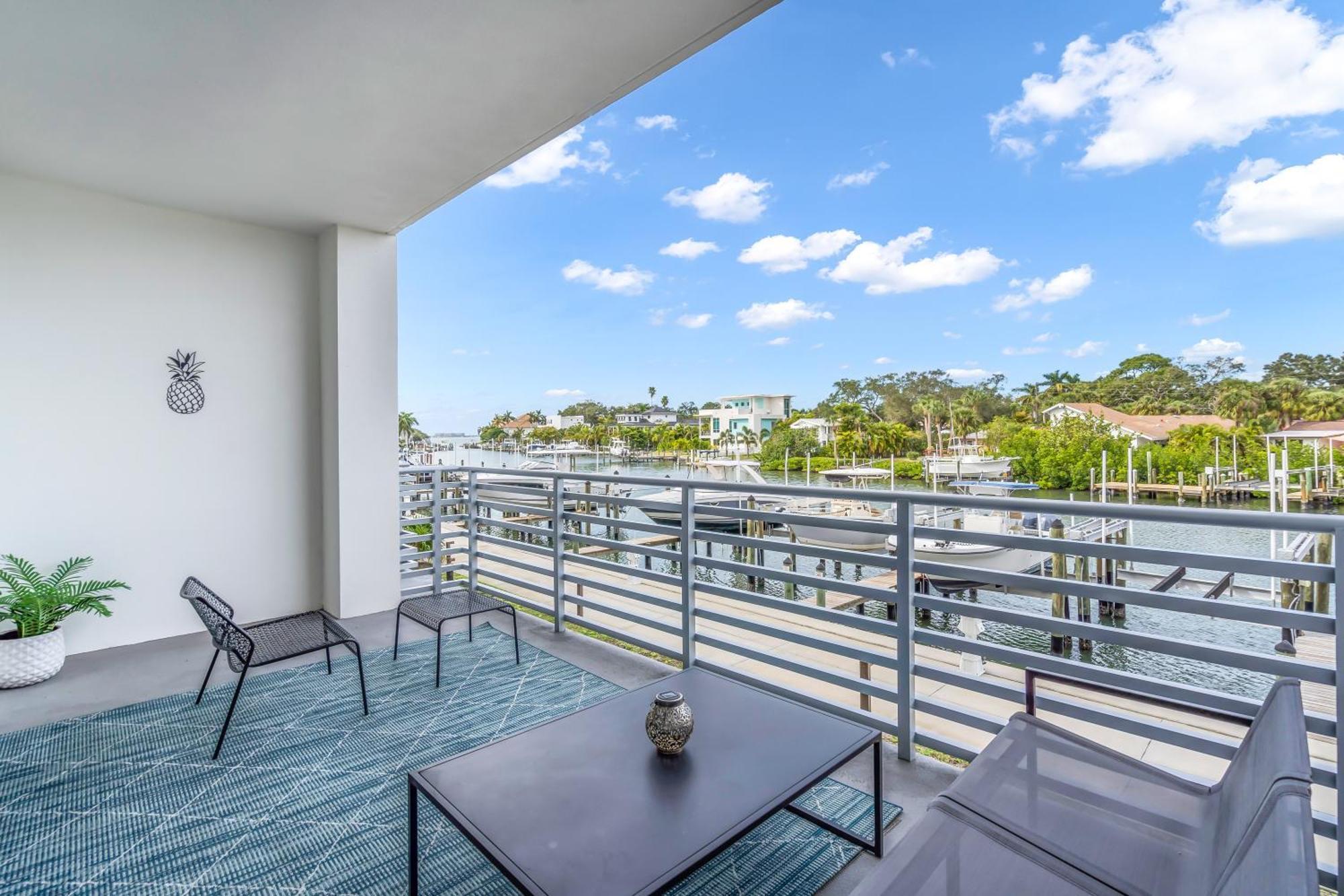 Waterside Retreat: Modern 2Br, Mins To Beach & Apt Apartment Sarasota Exterior photo