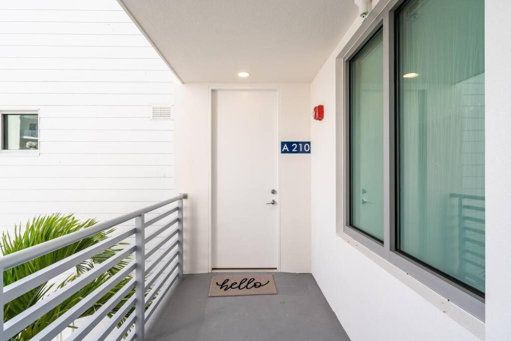 Waterside Retreat: Modern 2Br, Mins To Beach & Apt Apartment Sarasota Exterior photo