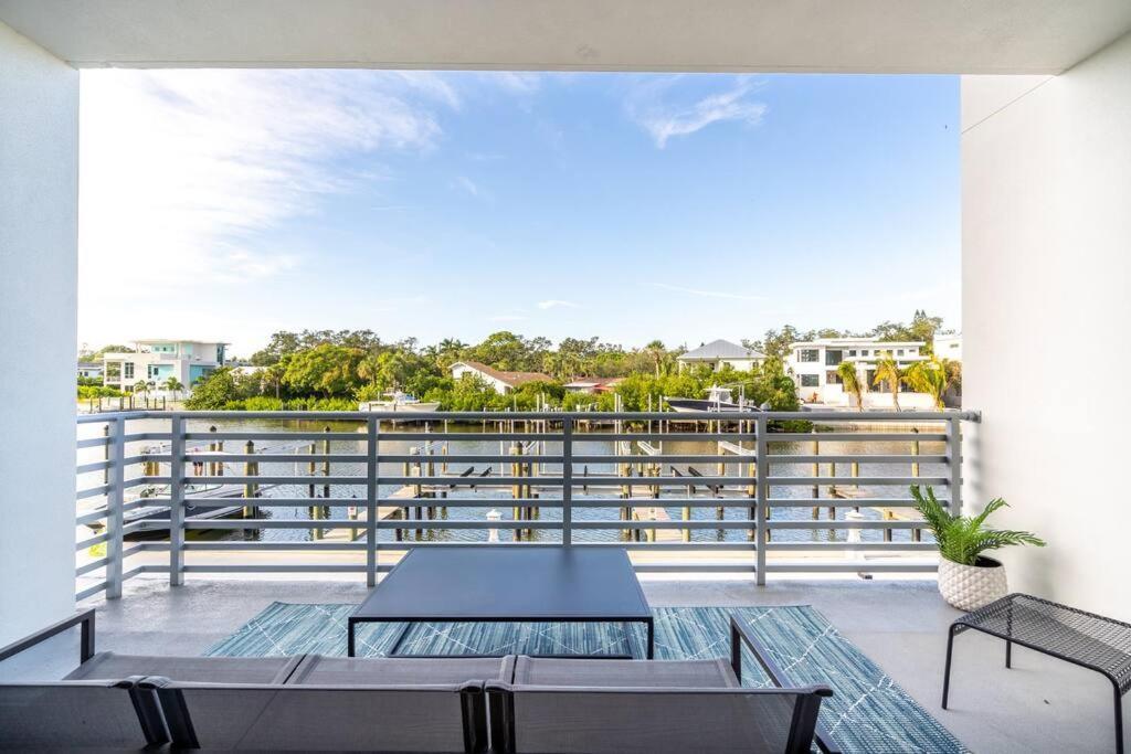 Waterside Retreat: Modern 2Br, Mins To Beach & Apt Apartment Sarasota Exterior photo